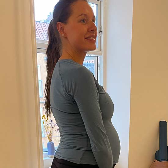 Gravid kvinde med væskeophobninger i kroppen hos fysioterapi