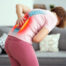 Diskusprolaps øvelser bliver lavet af dame i dagligstue. På illustrationen kan man se at hun har mange smerter i ryggen.